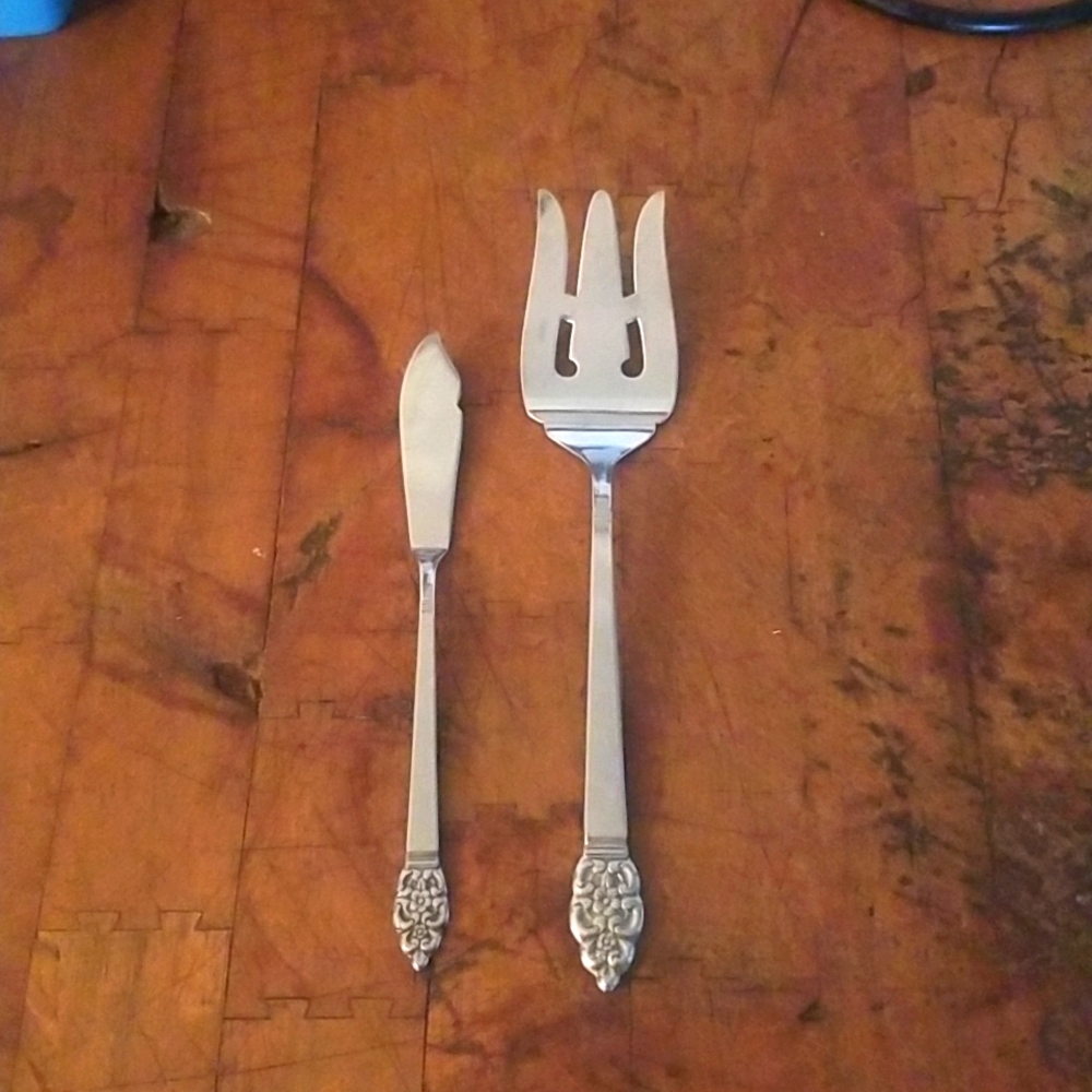 Oneidacraft Deluxe Stainless Butter Knife and Meat Fork  2 piece